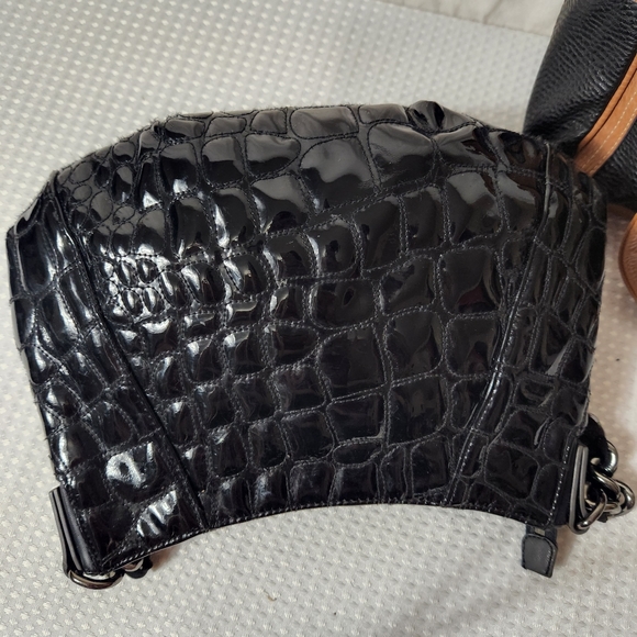 2 Vera Wang and 1 unbranded black patent leather shoulder bags - Picture 8 of 15